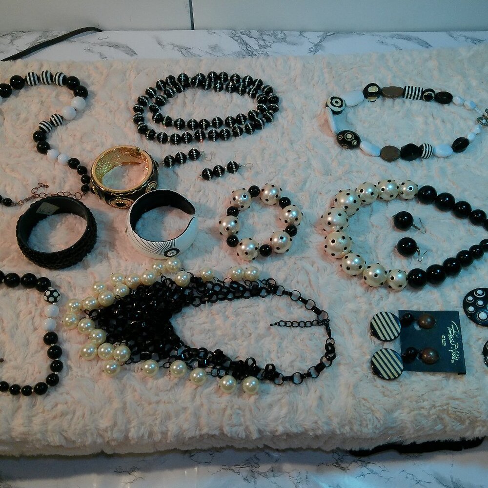 COSTUME JEWELRY BLACK AND WHITE (416)